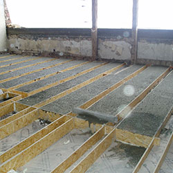 Sanierung eines historischen Gebäudes, Deckenspannweiten 5,50m, Höhendifferenzen in der Decke: 17 cm