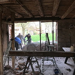 Entkernungsarbeiten im Erdgeschoss Entkernungsarbeiten im Erdgeschoss
