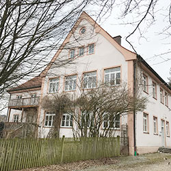 Umbau eines ehemaligen Schulgebäudes in ein Einfamilienwohnhaus in Vilsbiburg-Haarbach