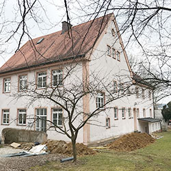 Umbau eines ehemaligen Schulgebäudes in ein Einfamilienwohnhaus in Vilsbiburg-Haarbach Umbau eines ehemaligen Schulgebäudes in ein Einfamilienwohnhaus in Vilsbiburg-Haarbach