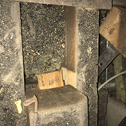 Schubbruch des Holzes in Höhe der Bolzen Schubbruch des Holzes in Höhe der Bolzen