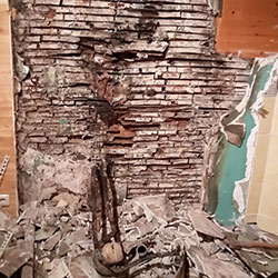Undichter Anschluss einer Wasserleitung führt zur Zerstörung einer massiven Holzwand durch Pilzbefall Undichter Anschluss einer Wasserleitung führt zur Zerstörung einer massiven Holzwand durch Pilzbefall